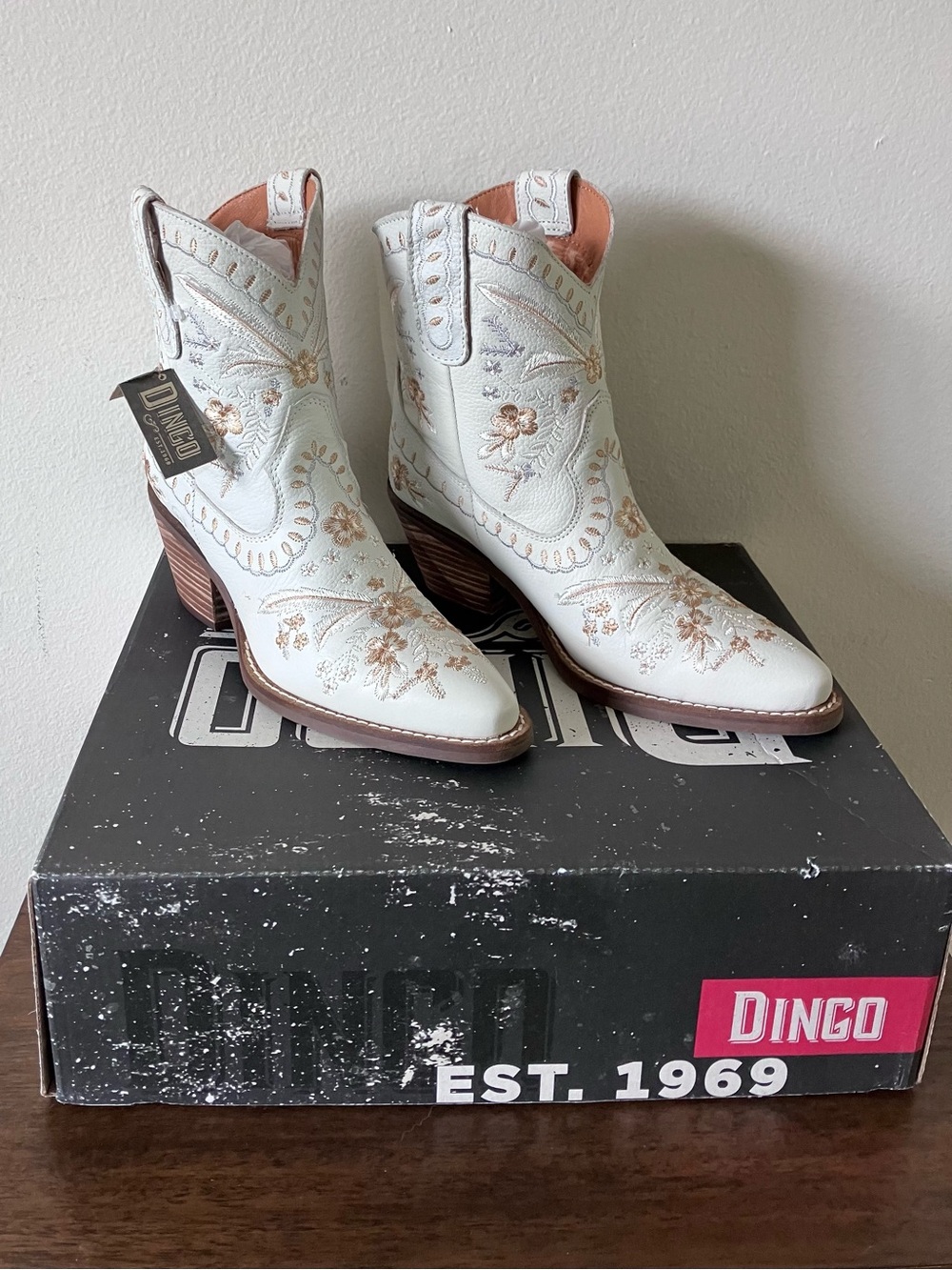 Women’s Dingo Leather White Ankle Booties with Floral Embroidery - Picture 2 of 5